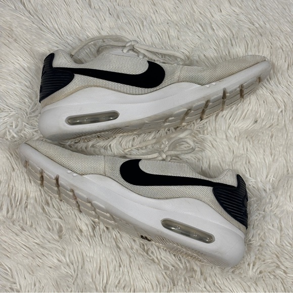Nike Men’s Air Max Oketo white and black size 8 EUC - Picture 7 of 11